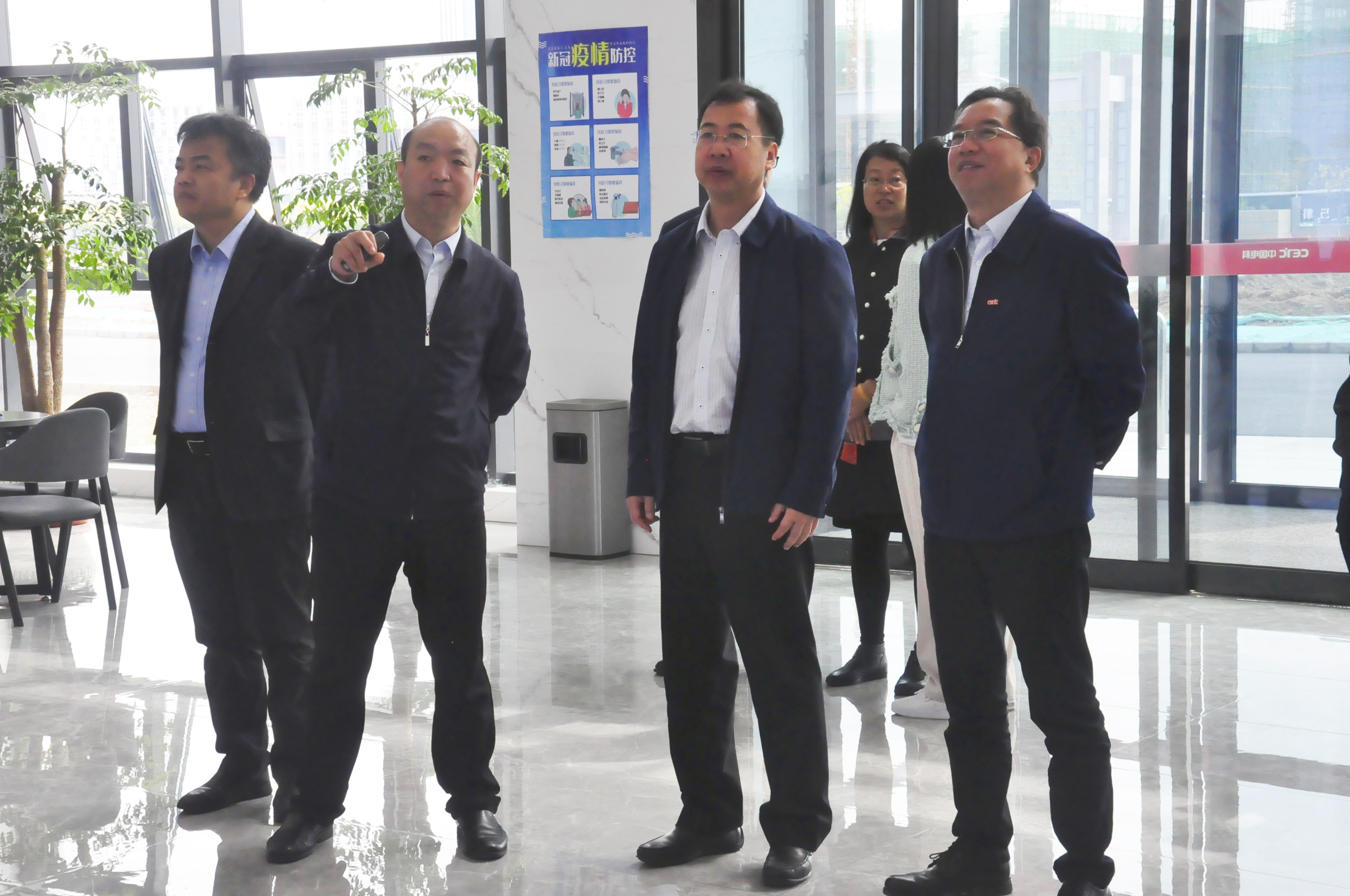 江南官方网页版集团党委书记、董事长赵晓晨到中电科半导体材料有限公司参观交流