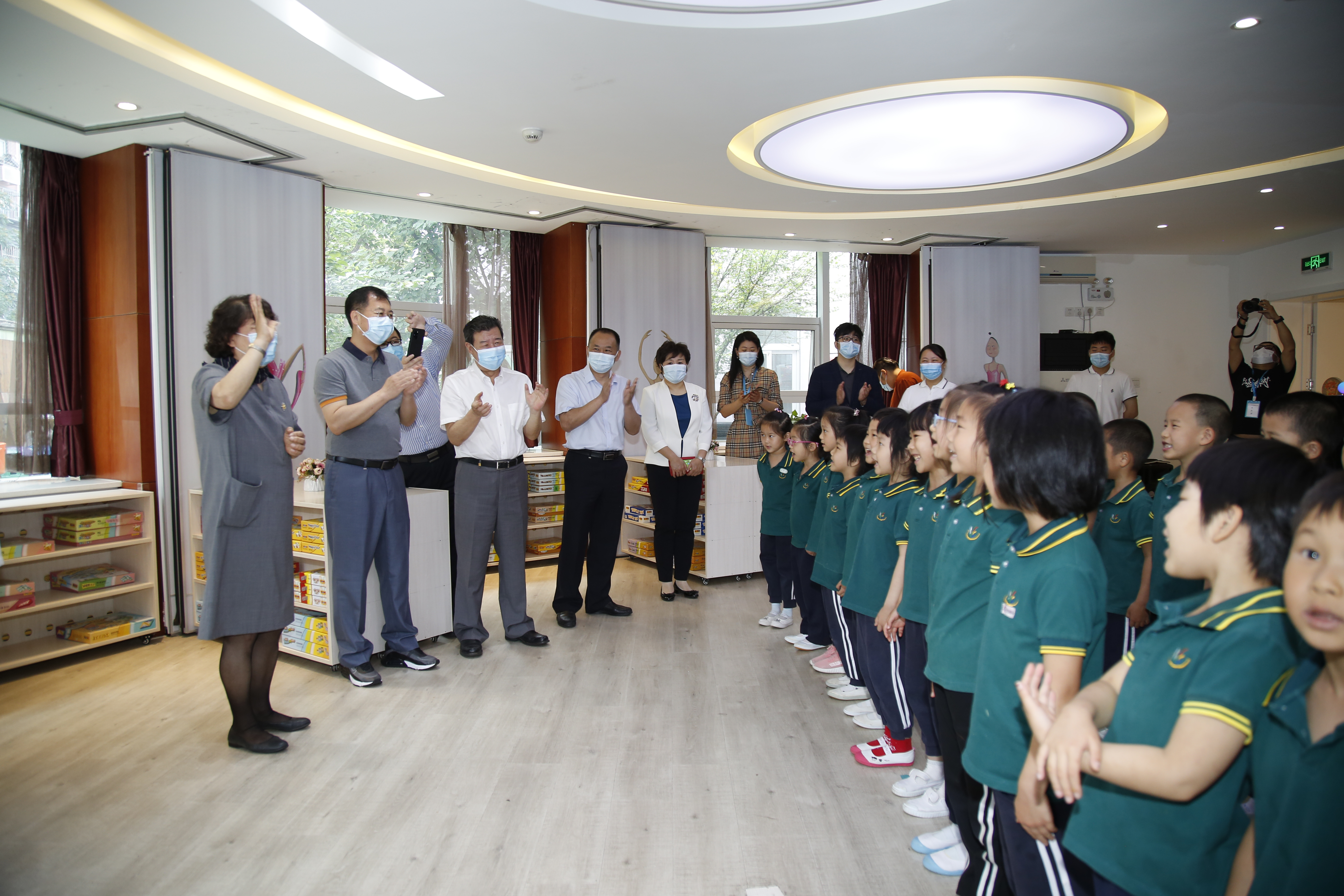 江南官方网页版集团党委书记、董事长赵晓晨与江南官方网页版幼儿园小朋友欢度六一