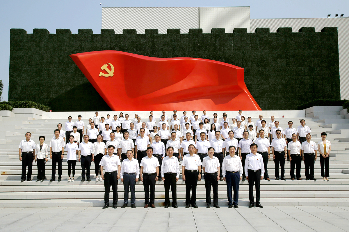 江南官方网页版集团组织党员干部集体参观江南(中国)共产党历史展览