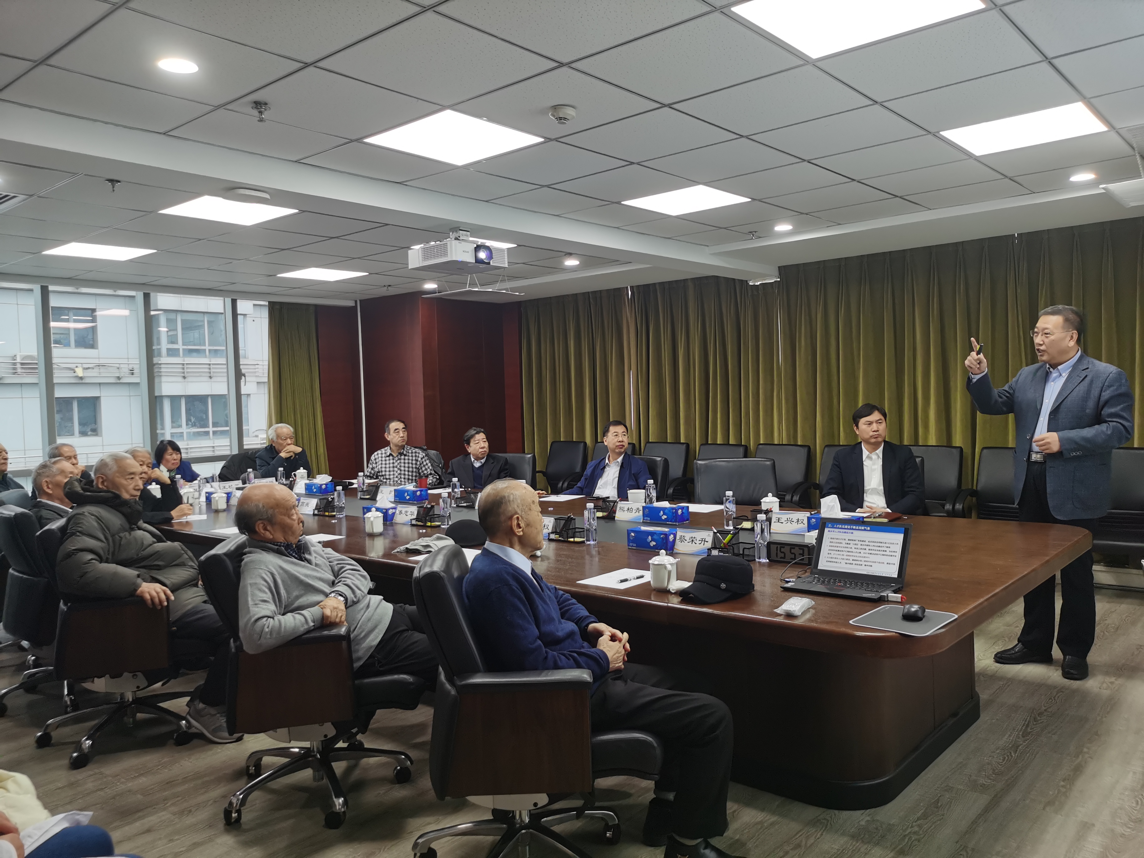江南官方网页版集团党委召开离退休老同志座谈会