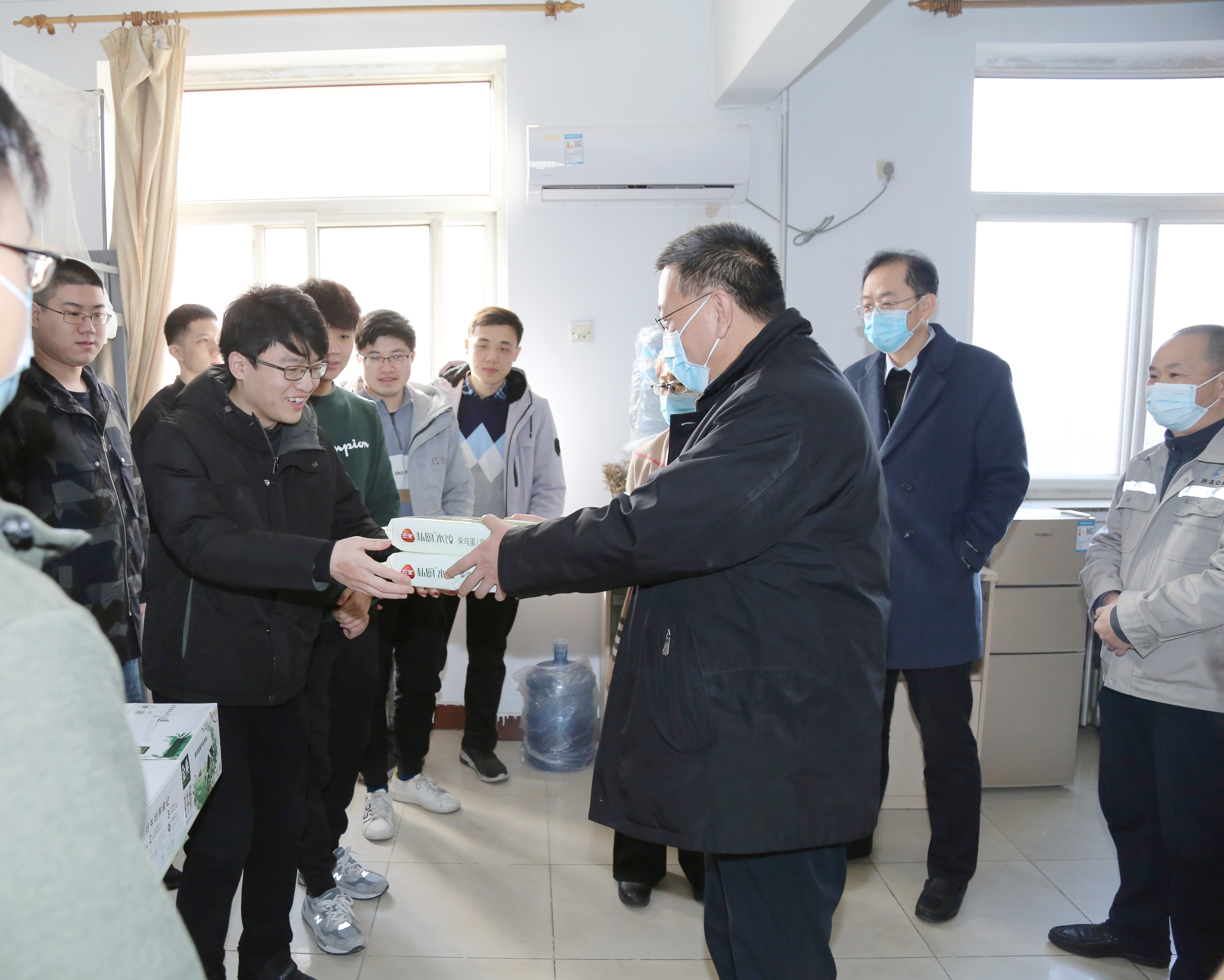 江南官方网页版集团总经理熊柏青走访慰问留院过年研究生