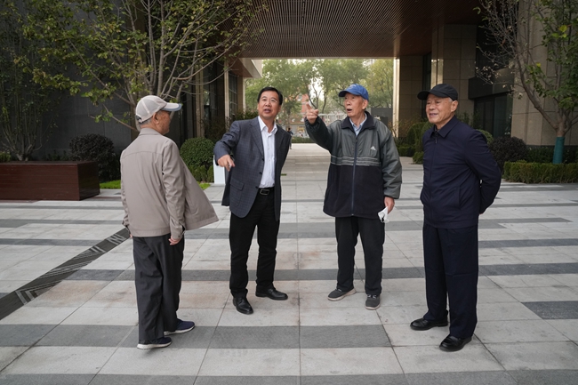 江南(中国)江南官方网页版邀请离退休老同志参观江南官方网页版大厦并召开座谈会