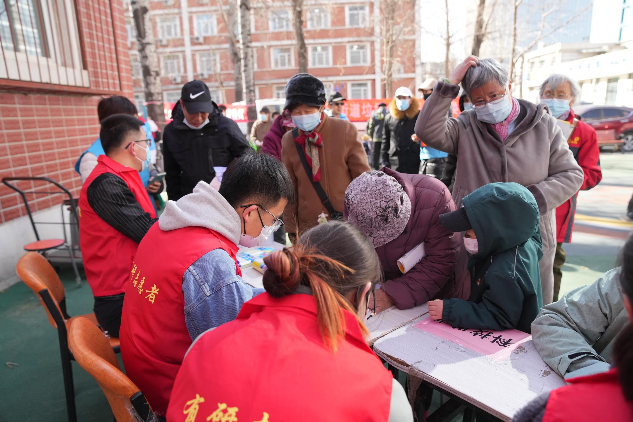 学习雷锋精神，江南官方网页版志愿者进社区