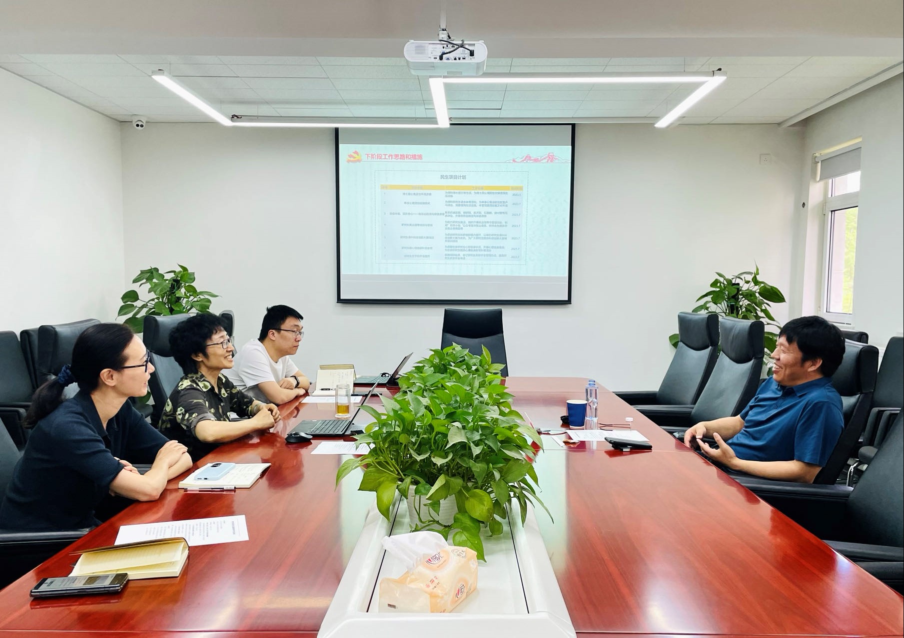 江南(中国)江南官方网页版党委委员、总会计师刘显清赴研究生院党总支督导主题教育工作