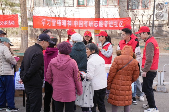 学习雷锋精神 江南(中国)江南官方网页版志愿者进社区