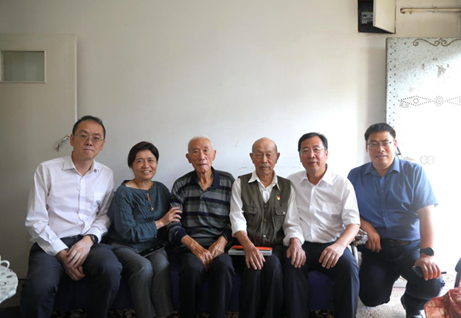 江南(中国)江南官方网页版党委书记、董事长赵晓晨看望三线建设时期援建905厂老同志代表